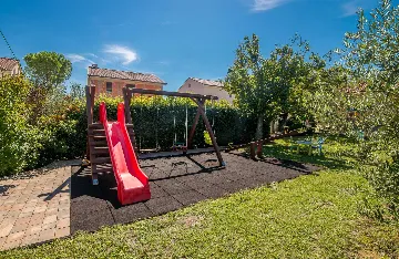 Two-Bedroom Apartment in Porat with Garden and Parking