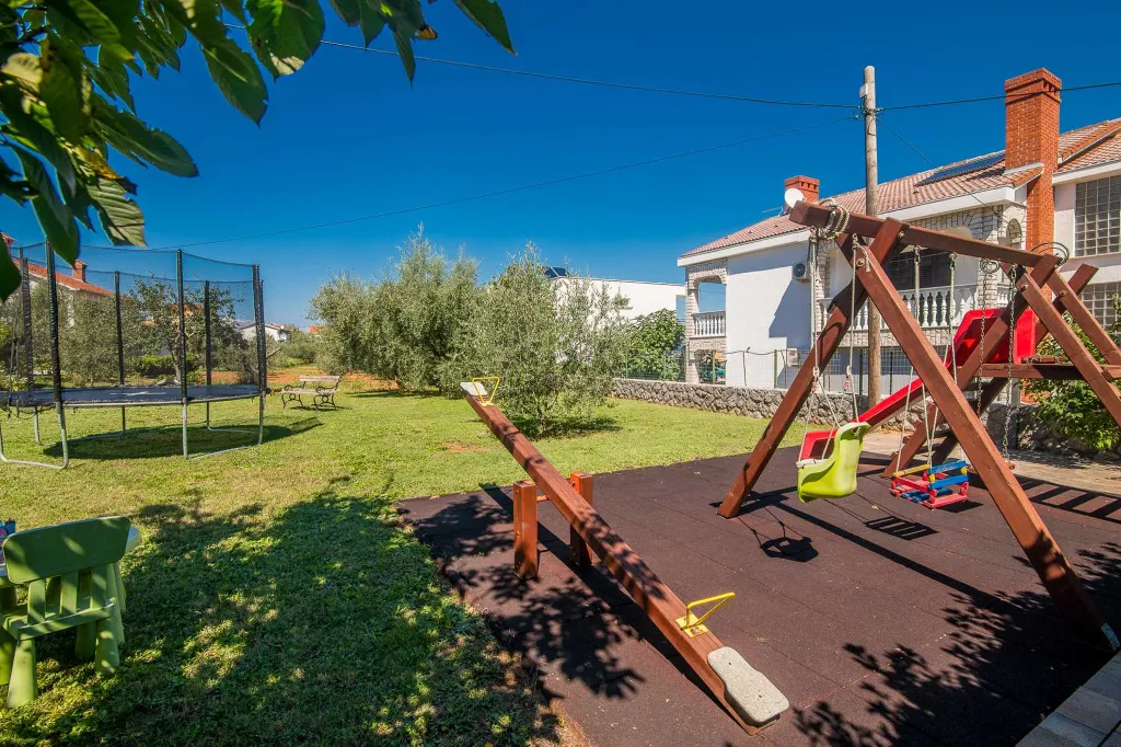 Two-Bedroom Apartment in Porat with Garden and Parking