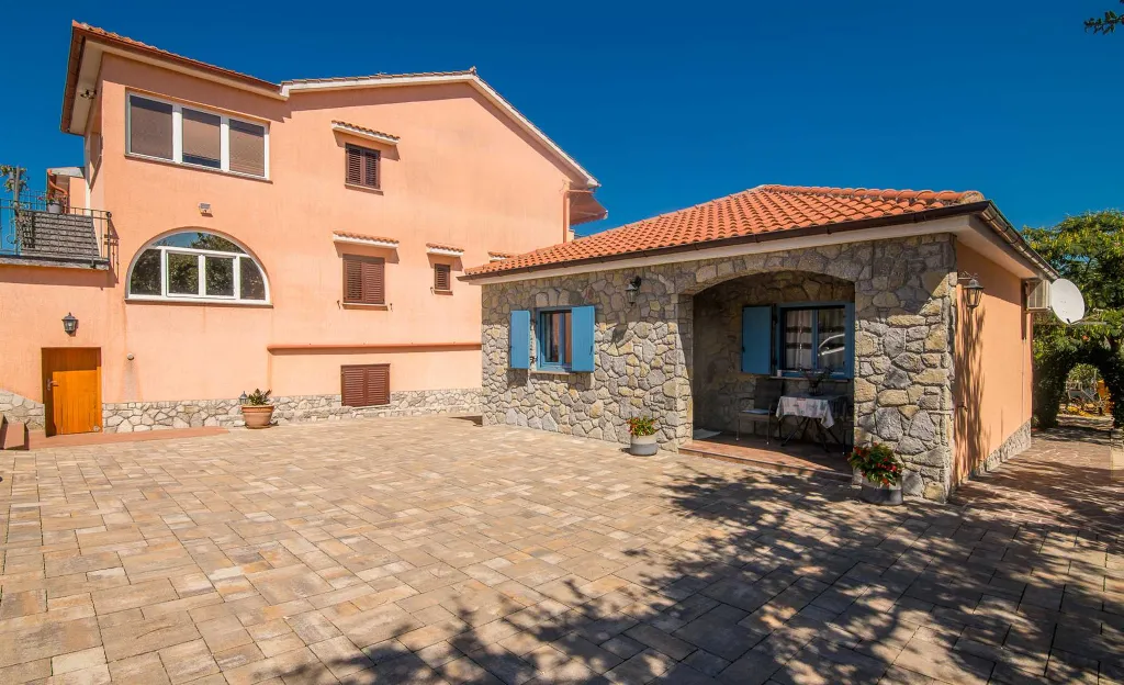 Two-Bedroom Apartment in Porat with Garden and Parking