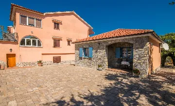 Two-Bedroom Apartment in Porat with Garden and Parking