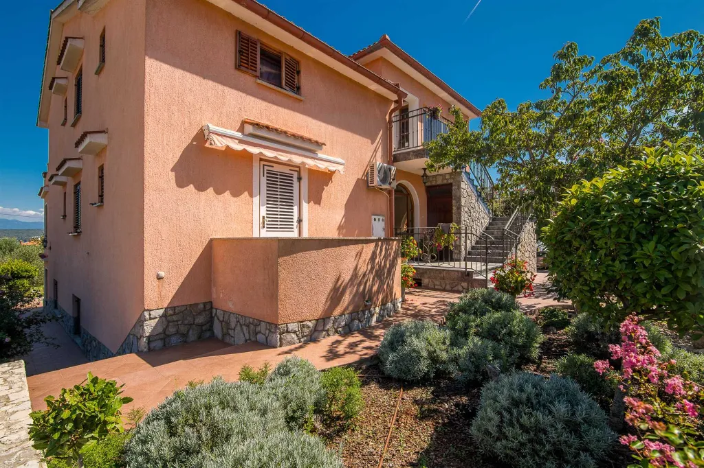 Two-Bedroom Apartment in Porat with Garden and Parking