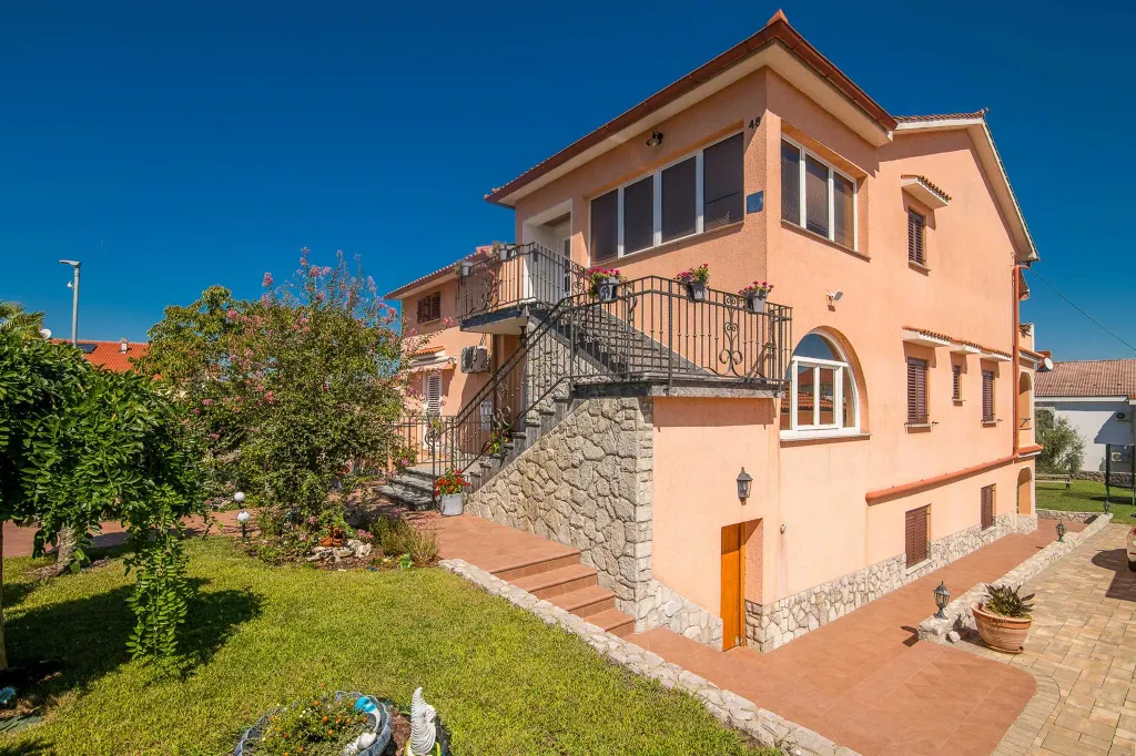 Two-Bedroom Apartment in Porat with Garden and Parking