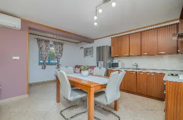 Two-Bedroom Apartment in Porat with Garden and Parking