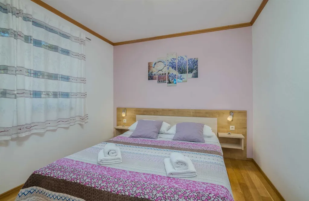 Two-Bedroom Apartment in Porat with Garden and Parking