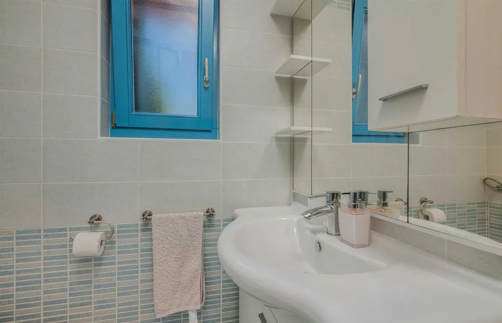 Two-Bedroom Apartment in Porat with Garden and Parking