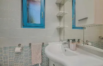 Two-Bedroom Apartment in Porat with Garden and Parking