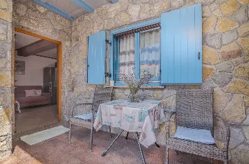 Two-Bedroom Apartment in Porat with Garden and Parking