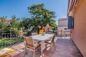 Two-Bedroom Apartment in Porat with Garden and Parking