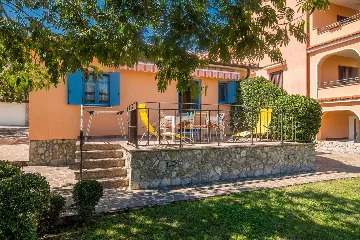 Two-Bedroom Apartment in Porat with Garden and Parking