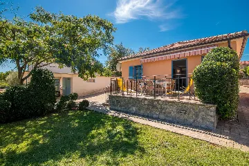 Two-Bedroom Apartment in Porat with Garden and Parking