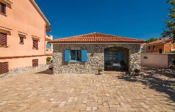 Two-Bedroom Apartment in Porat with Garden and Parking