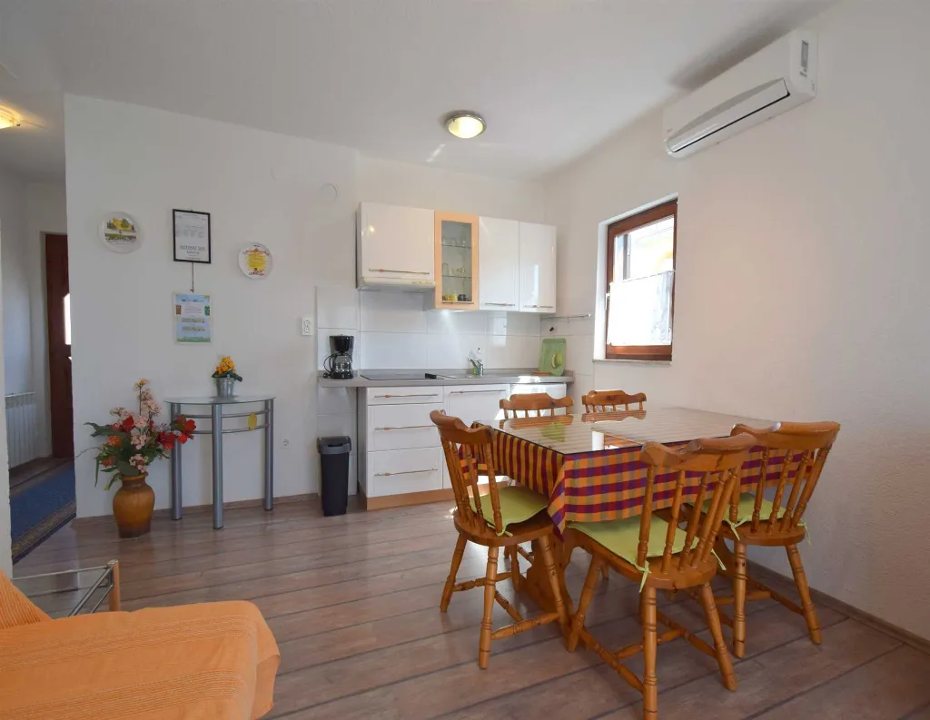 Malinska 2-Bedroom Apartment with Sea-View Balcony