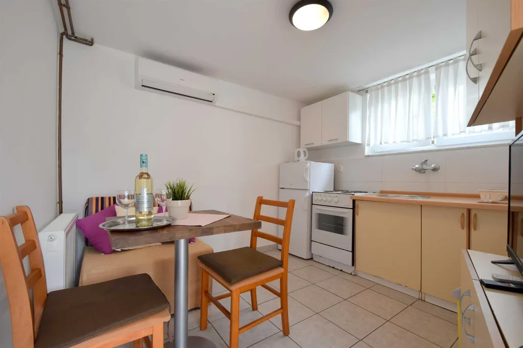 1-Bedroom Apartment with Terrace in Čižići