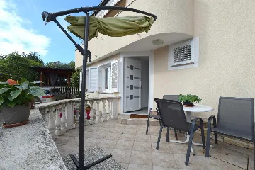 1-Bedroom Apartment with Terrace in Čižići