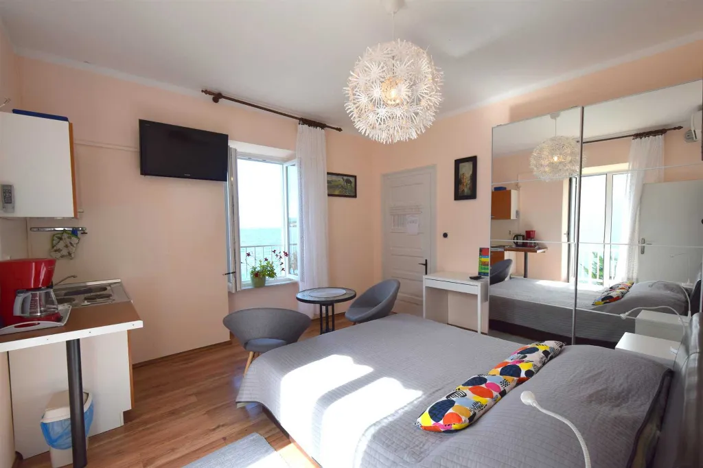 Studio Apartment for 2 with Sea View in Malinska