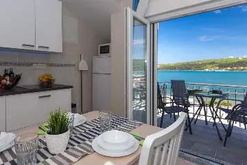 Čižići Apartment for 3 Guests with Sea-View Balcony