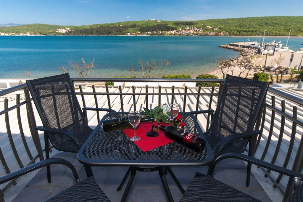 Apartment with Sea-View Balcony in Čižići