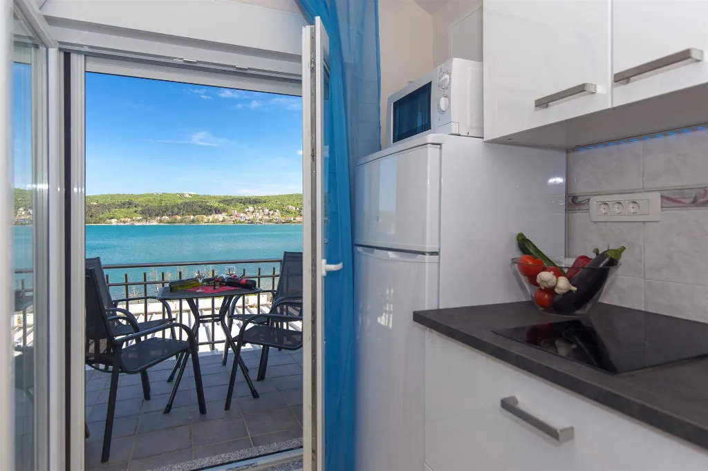 Apartment with Sea-View Balcony in Čižići