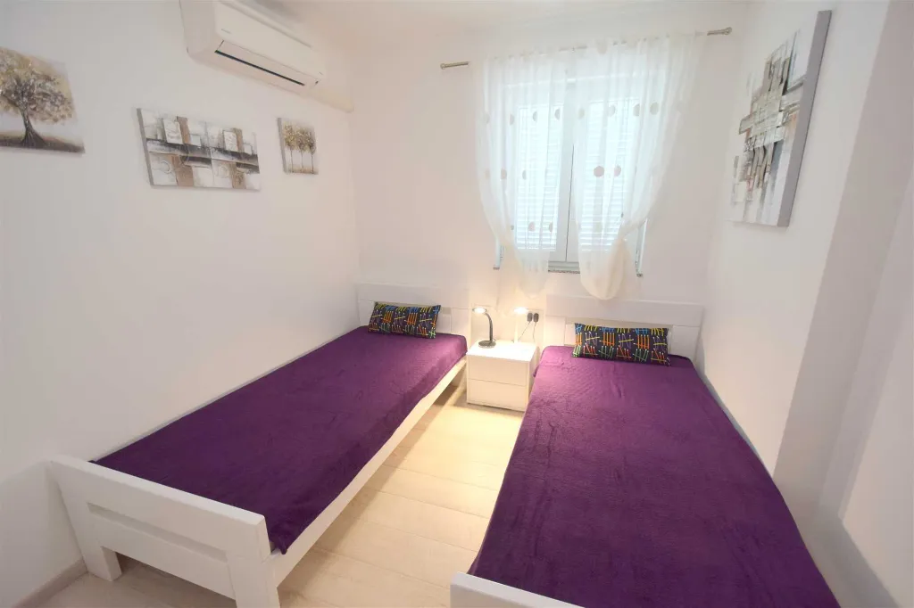 Malinska 2-Bedroom Apartment for 4 Guests