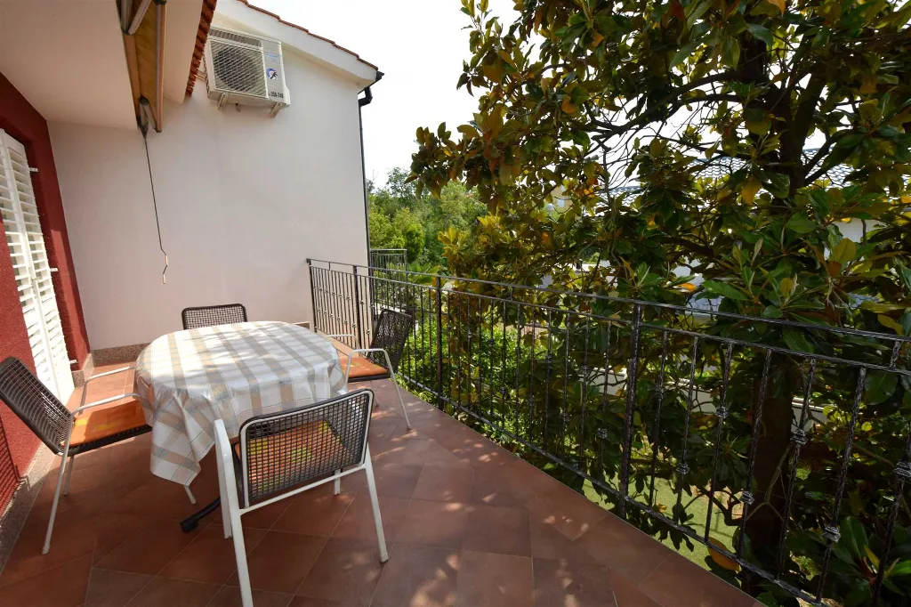 Malinska 2-Bedroom Apartment for Up to 4 Guests