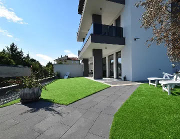 Modern 2-Bedroom Apartment with Terrace in Porat