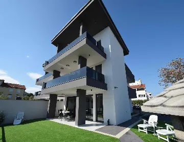 Modern 2-Bedroom Apartment with Terrace in Porat