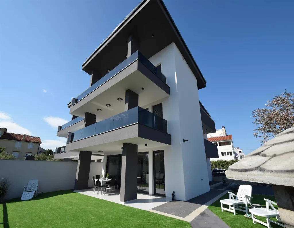 Modern 2-Bedroom Apartment with Terrace in Porat