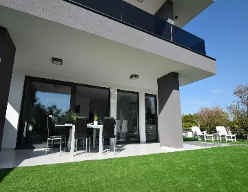 Modern 2-Bedroom Apartment with Terrace in Porat