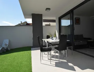 Modern 2-Bedroom Apartment with Terrace in Porat