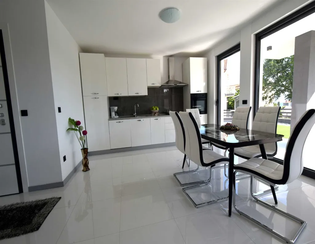Modern 2-Bedroom Apartment with Terrace in Porat