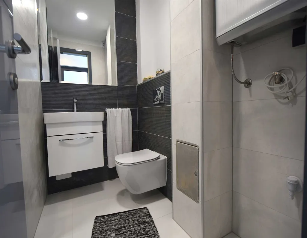 Modern 2-Bedroom Apartment with Terrace in Porat