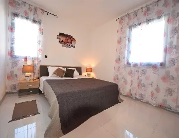 Modern 2-Bedroom Apartment with Terrace in Porat