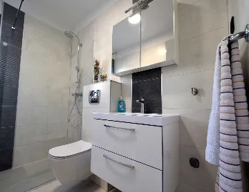 Modern 2-Bedroom Apartment with Terrace in Porat