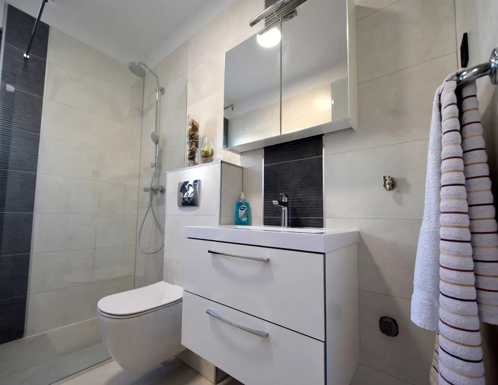 Modern 2-Bedroom Apartment with Terrace in Porat