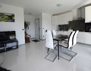 Modern 2-Bedroom Apartment with Terrace in Porat