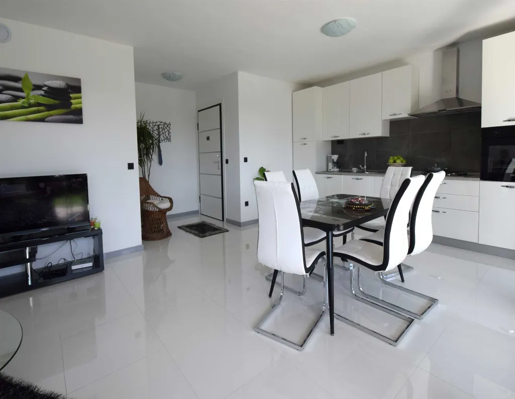Modern 2-Bedroom Apartment with Terrace in Porat