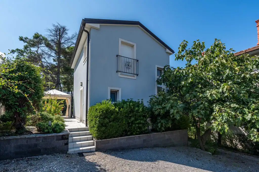 Malinska Holiday House with Jacuzzi Terrace