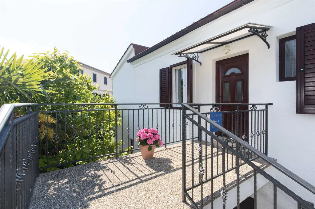 Malinska 2-Bedroom Apartment with Seaview