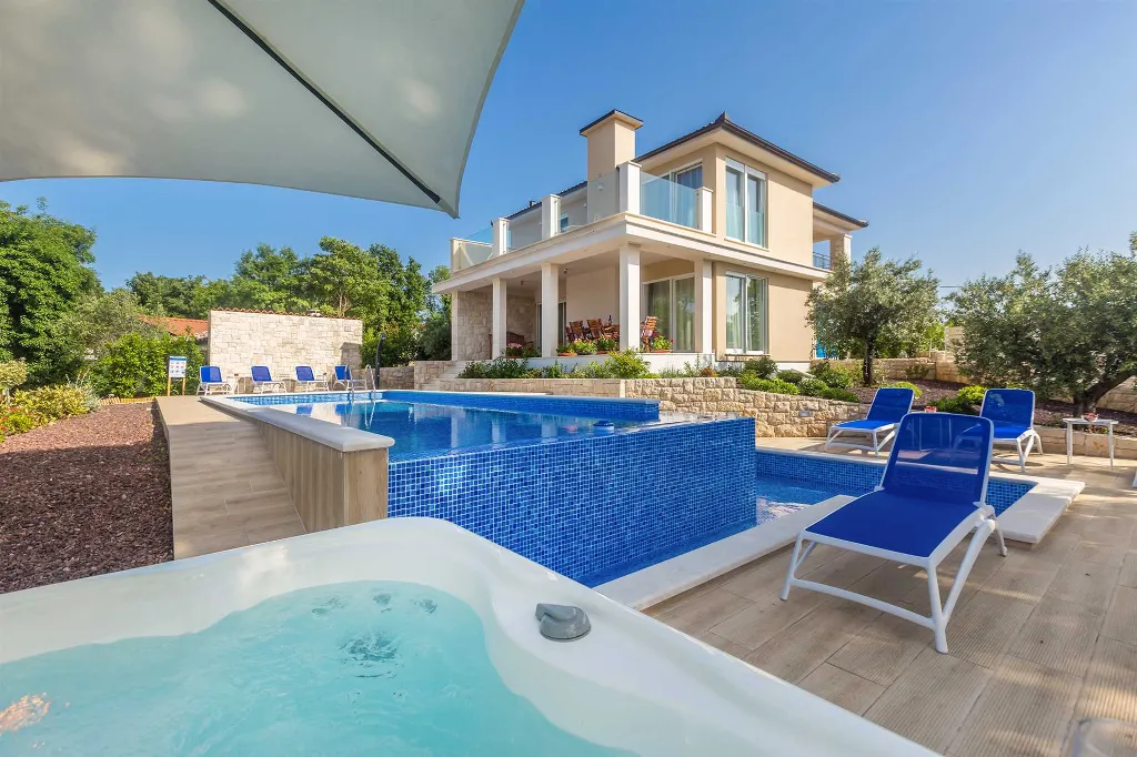 Pool & Jacuzzi Villa for 10 Guests in Malinska - Ljutići