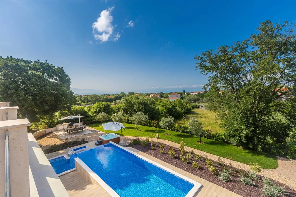 Pool & Jacuzzi Villa for 10 Guests in Malinska - Ljutići