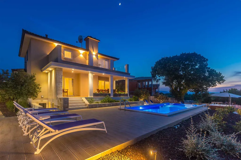 Pool & Jacuzzi Villa for 10 Guests in Malinska - Ljutići