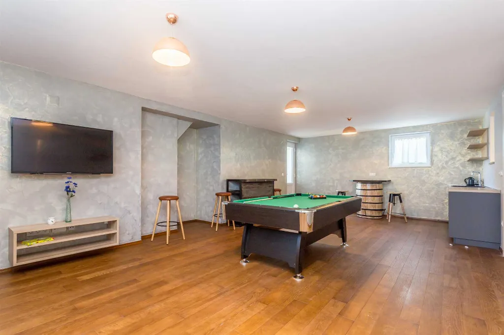 Pool & Jacuzzi Villa for 10 Guests in Malinska - Ljutići