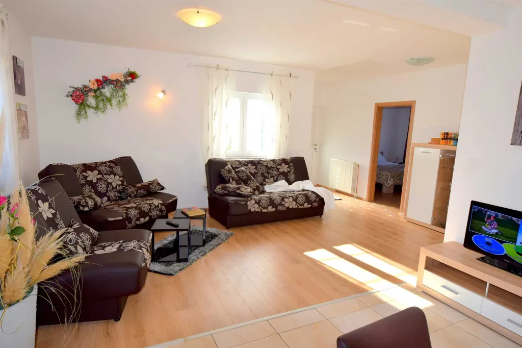 2-Bedroom Apartment in Porat for up to 5 Guests