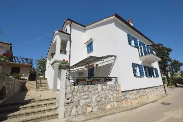 2-Bedroom Apartment in Porat for up to 5 Guests