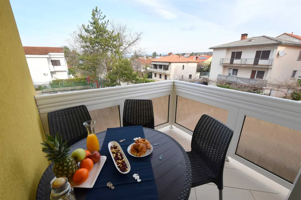 Renovated Apartment with Covered Balcony, Malinska