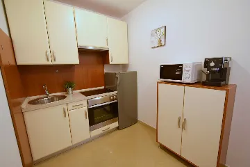 Renovated Apartment with Covered Balcony, Malinska