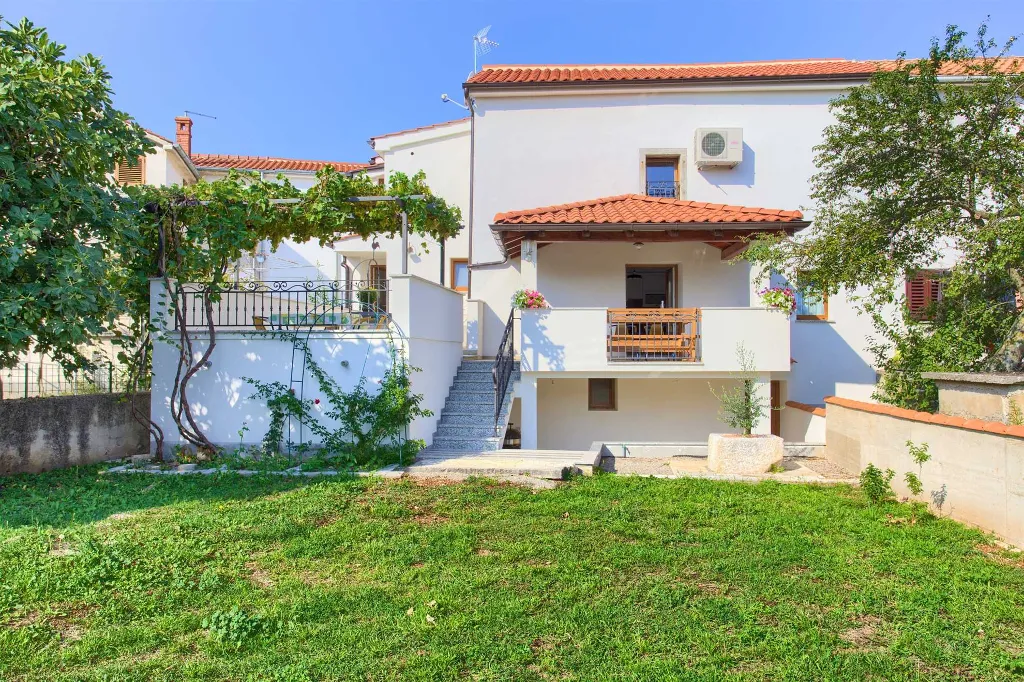 Two-Bedroom Apartment in Malinska for 5 Guests