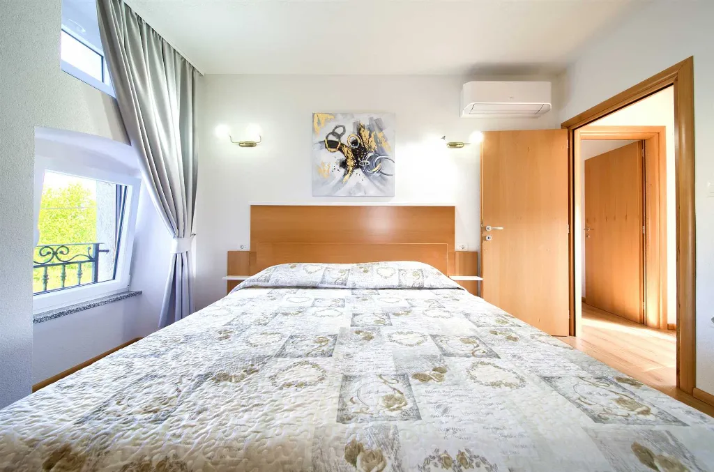 Two-Bedroom Apartment in Malinska for 5 Guests