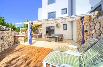 Malinska 1-Bedroom Apartment with Hot Tub for 3