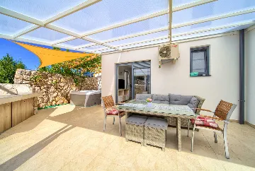 Malinska 1-Bedroom Apartment with Hot Tub for 3